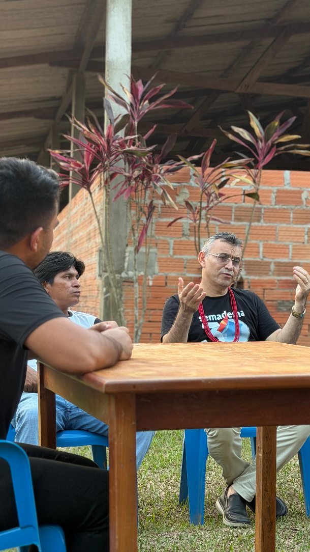 🌎 UM NOVO PASSO NA TRADUÇÃO DA BÍBLIA PARA O POVO SURUÍ PAITER

Ontem foi um dia importante para o avanço do Projeto de Tradução da Bíblia em Suruí Paiter.

A equipe de tradução esteve reunida para conversar sobre os próximos passos do projeto e os desafios que estão pela frente. Na ocasião, foi apresentada oficialmente a participação de Wagner Willamy Júnior e sua futura esposa nesta nova etapa do trabalho.

Morando em Cacoal–RO, cidade próxima às aldeias e importante ponto de acesso à região, Wagner passará a integrar a equipe, contribuindo para uma presença mais constante, acompanhamento próximo e continuidade das diferentes etapas do projeto.

A equipe recebeu a notícia com muita alegria, reconhecendo a importância de ter alguém mais próximo para caminhar junto no dia a dia.

Também foram entregues novos notebooks, que serão utilizados exclusivamente no trabalho de tradução, revisão, retrotradução e testes do texto bíblico em Suruí Paiter. O momento foi marcado por oração e consagração desses recursos a Deus.

Nossa gratidão a todas as igrejas, parceiros e irmãos que contribuíram para que essa aquisição fosse possível. Cada contribuição se transforma em uma ferramenta para que a Palavra de Deus avance e esteja cada vez mais acessível ao povo Suruí Paiter em sua própria língua.

É a Igreja cooperando para que as Escrituras cheguem aos povos com clareza, fidelidade e na língua do coração.