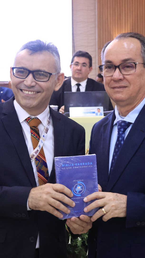 AGE MISSIONÁRIA | Um marco para a obra missionária

A AGE Missionária foi um momento histórico de comunhão, prestação de contas e fortalecimento da visão missionária da CEADEMA, por meio da SEMADEMA.

Durante a programação, foram apresentados os projetos missionários da SEMADEMA, o relatório financeiro, demonstrando com transparência os investimentos realizados na expansão do Reino de Deus, além da entrega das Bíblias comemorativas e das camisas alusivas aos 30 anos da SEMADEMA.

Também vivemos um dos momentos mais emocionantes da Assembleia: o envio de missionários para a Venezuela, Irlanda e Suriname, reafirmando o compromisso da Igreja em cumprir a Grande Comissão e levar o Evangelho às nações.

Seguimos avançando, mobilizando igrejas, investindo em missões e anunciando Cristo até os confins da terra.

🌎 SEMADEMA – 30 anos servindo à obra missionária.