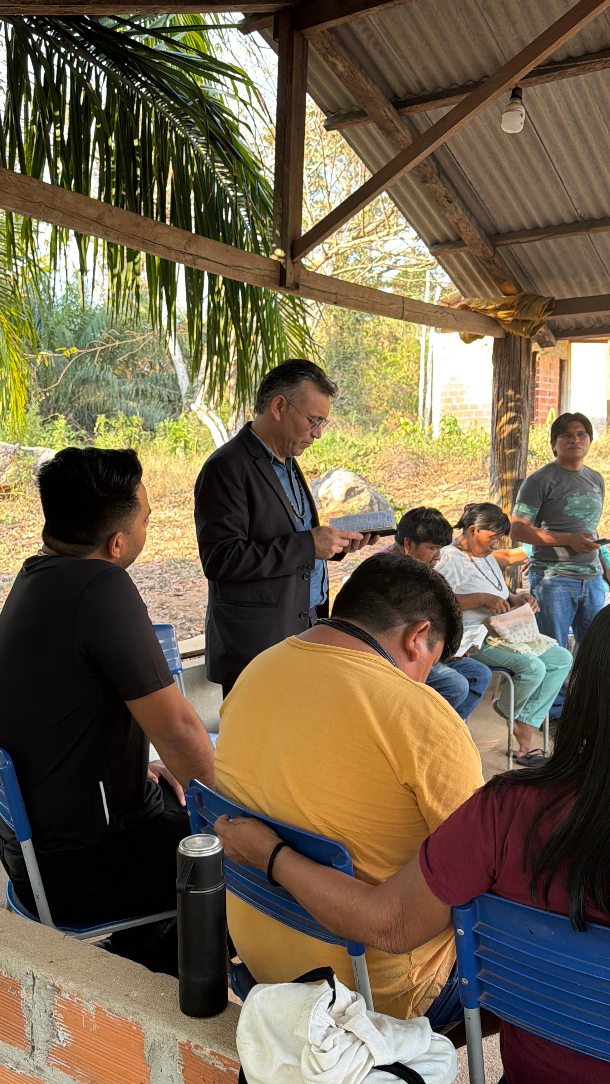 🌎 JORNADA MISSIONÁRIA ENTRE O POVO SURUÍ PAITER

A missão continua avançando entre o povo Suruí Paiter!

Na Aldeia Tikã, a equipe teve um precioso momento de comunhão com a comunidade. Após a ministração do Pastor Francisco de Assis, os irmãos permaneceram reunidos, compartilhando e refletindo sobre aquilo que Deus havia falado aos seus corações.

O dia foi encerrado com um culto na Aldeia Paiter, Linha 9, em mais um momento de comunhão, proclamação da Palavra e fortalecimento da igreja local.

Cada aldeia visitada reforça a importância de estar presente, caminhar com a igreja indígena e cooperar para que o Evangelho seja compreendido, vivido e anunciado pelo próprio povo.

Seguimos servindo, caminhando e anunciando Cristo entre os Suruí Paiter.

Missões não são apenas chegar a um lugar, mas caminhar com as pessoas e ver a Palavra produzir frutos. 🙏🌎