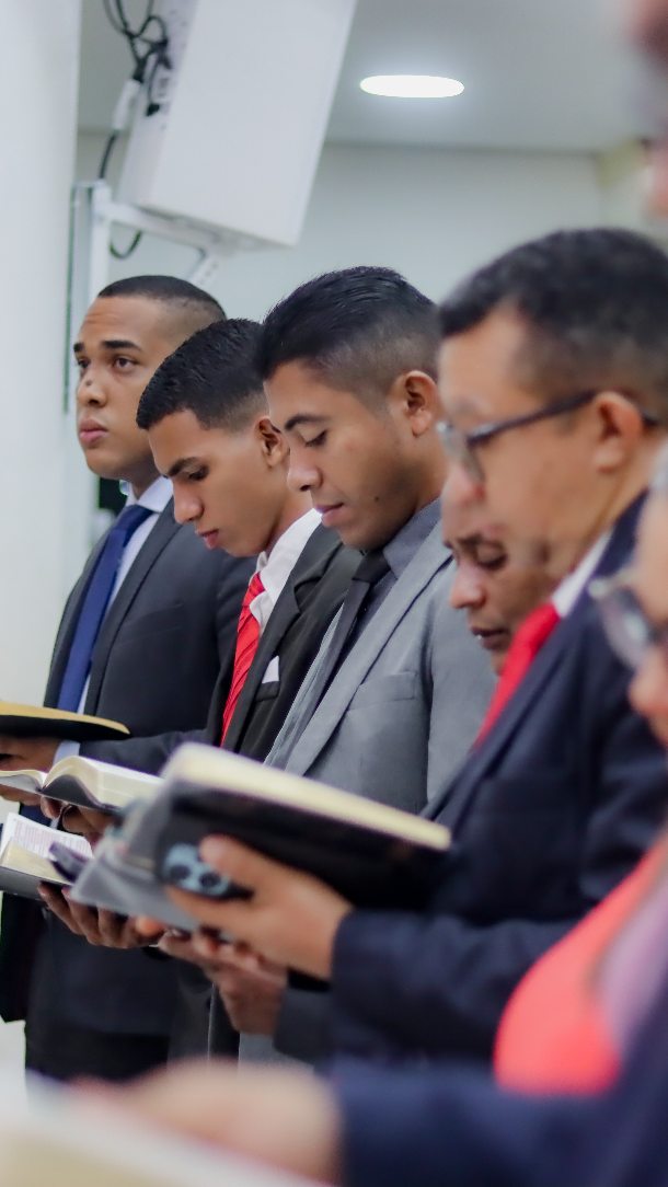 🌎🔥 SIMPÓSIO NACIONAL DE MISSÕES

Foram dias marcantes de aprendizado, comunhão, oração e despertamento missionário durante o Simpósio Nacional de Missões, realizado na Assembleia de Deus em Lago da Pedra – MA.

Com o tema “Quem envia também participa da missão”, o encontro reuniu pastores, líderes e participantes em uma programação voltada para a capacitação e o fortalecimento da visão missionária da Igreja.

Tivemos momentos de:
📖 Estudos e palestras com grandes líderes da área de missões;
🙏 Manhã de clamor missionário;
🌎 Inauguração da Sala de Oração por Missões;
🔥 Ministrações e momentos de despertamento;
🤝 Comunhão entre líderes, pastores e participantes.

Foram dias para aprender, orar, refletir e renovar o compromisso com a Grande Comissão.

Que tudo o que recebemos neste simpósio continue produzindo frutos e despertando a Igreja para alcançar as nações.

🌎 “Quem envia também participa da missão.”