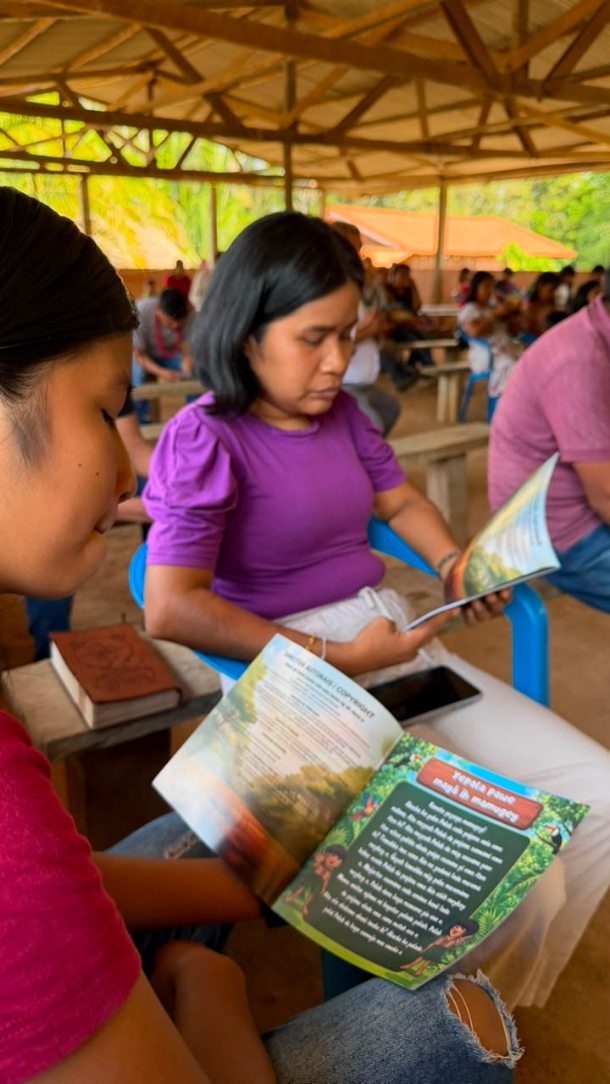 📖 A PALAVRA SENDO ENSINADA NA LÍNGUA DO POVO SURUÍ PAITER

Na tarde deste sábado, os tradutores indígenas Suruí Paiter utilizaram o Plano da Salvação, material que já está nas mãos dos irmãos, como base para o estudo da tarde.

Um momento muito significativo, mostrando que o material não apenas chegou ao povo, mas já está sendo utilizado para ensinar, compartilhar e anunciar o plano da salvação dentro da própria comunidade.

Na ocasião, Diná Suruí fez uso do material e ensinou o povo sobre o Plano da Salvação, fortalecendo a caminhada de fé e contribuindo para que a mensagem do Evangelho seja compreendida e compartilhada na língua do próprio povo.

🌎 A Palavra sendo ensinada, vivida e anunciada pelo próprio povo Suruí Paiter.