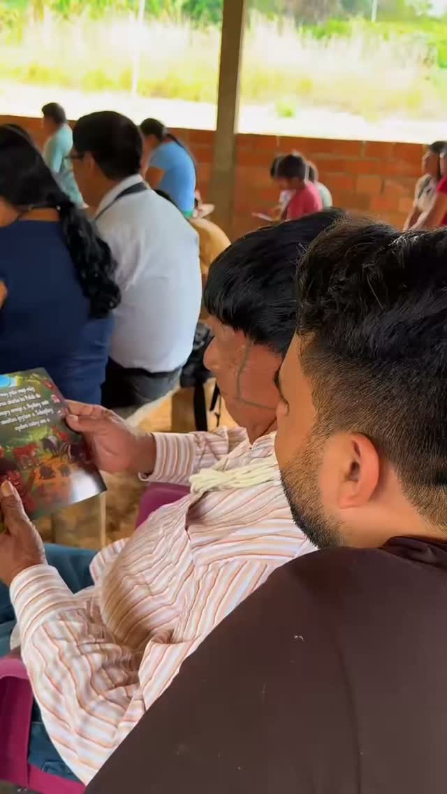 📖 ENTREGA DO PLANO DA SALVAÇÃO AO POVO SURUÍ PAITER

Um momento especial foi vivido entre o povo Suruí Paiter com a entrega do Plano da Salvação na língua do próprio povo.

Depois de um longo trabalho de tradução e preparação, o material finalmente chegou às mãos dos irmãos, tornando possível que a mensagem do Evangelho seja lida, ensinada e compartilhada na língua Suruí Paiter.

Mais do que a entrega de um material, este momento representa um importante avanço na missão: a Palavra sendo colocada nas mãos do próprio povo para que seja anunciada dentro de sua comunidade.

🌎📖 Que o Plano da Salvação alcance muitos corações e produza frutos entre o povo Suruí Paiter!