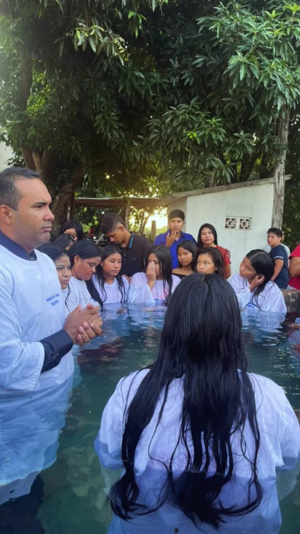 🌿🔥 MISSÕES INDÍGENAS 🔥🌿
O batismo nas águas dos irmãos indígenas na AD Cana Brava foi um momento de celebração, fé e obediência ao Evangelho. Sob a liderança do Pr. Edson Cutrim, vidas foram publicamente marcadas por uma nova caminhada com Cristo, testemunhando o agir de Deus entre os povos indígenas.

Seguimos firmes no compromisso de anunciar o Evangelho e cooperar para que mais vidas sejam transformadas. 🙏✨