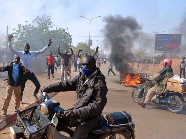 Manifestantes participam de protesto contra o 'Charlie Hebdo' na capital do Níger, Niamey, neste sábado (Foto: Boureima Hama/AFP)