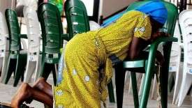 Crista-nigeriana-orando