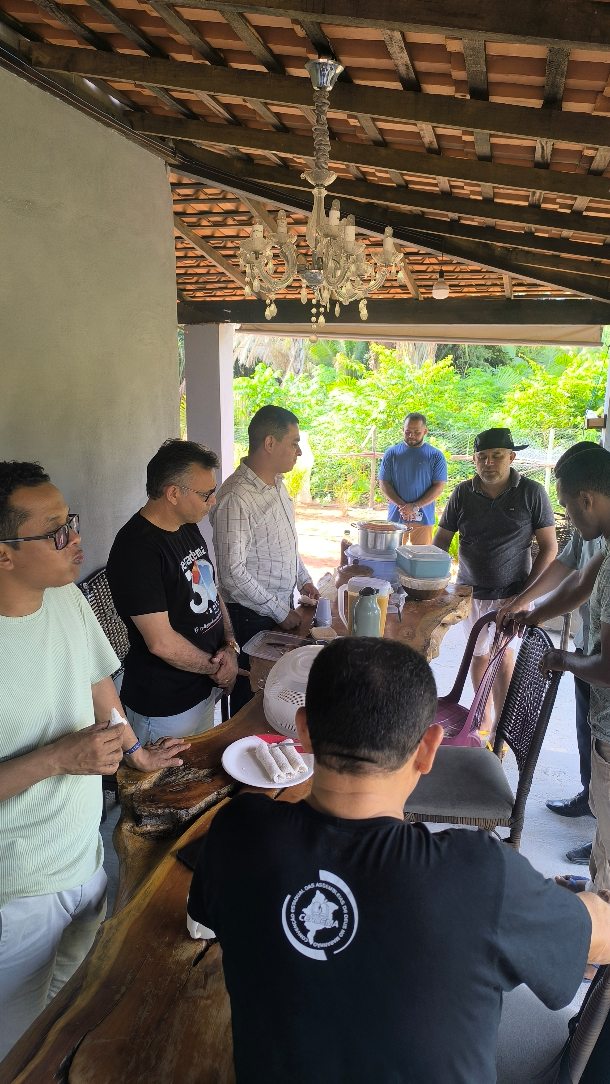 Ontem tivemos um dia especial de reunião com toda a equipe da SEMADEMA, um tempo de alinhamento, planejamento e fortalecimento da nossa missão.

Agradecemos a Deus pela oportunidade de estarmos juntos, compartilhando ideias, experiências e renovando nosso compromisso com a obra missionária.

✨ Nossa gratidão, em especial, ao Missionário Kaká, que gentilmente nos recebeu em sua casa, juntamente com o irmão Evandro e o irmão Mateus. Que Deus continue abençoando suas vidas, famílias e ministérios com graça, sabedoria e abundantes frutos para o Reino.

Seguimos unidos, servindo ao Senhor e trabalhando para que o Evangelho alcance cada vez mais vidas.

🌎🙏 Juntos, avançando na missão!