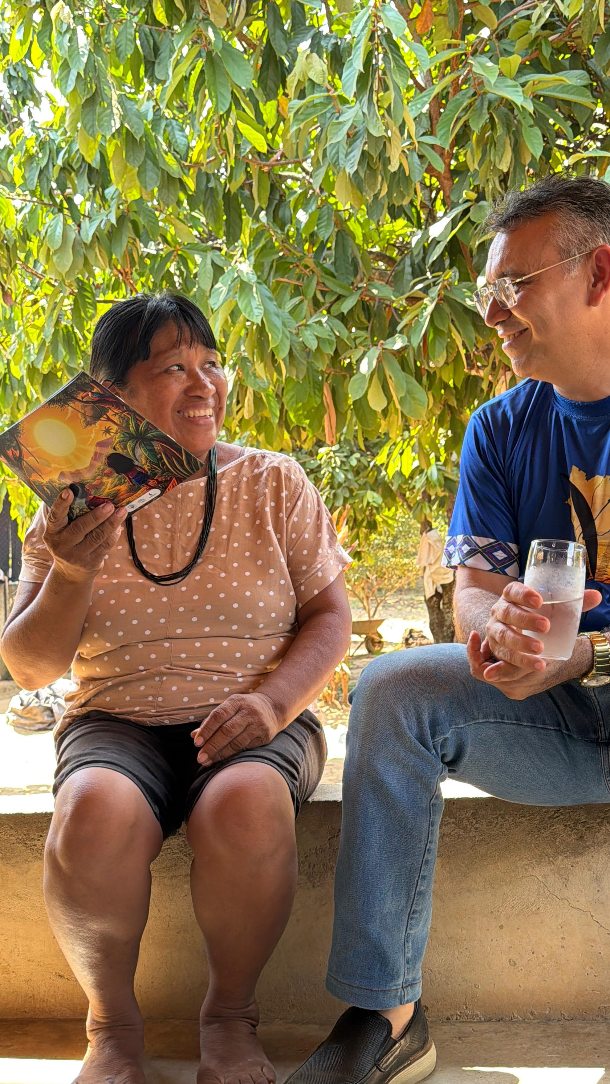 📖 UM MOMENTO HISTÓRICO ENTRE O POVO SURUÍ PAITER

Hoje foi vivido um momento muito especial junto aos irmãos Suruí Paiter: os primeiros exemplares do Plano da Salvação na língua do próprio povo foram apresentados e abertos.

Depois de todo o trabalho realizado, o material finalmente chegou às mãos daqueles que poderão lê-lo em sua própria língua. A leitura, os comentários, os sorrisos e a atenção de cada irmão tornaram esse momento ainda mais significativo.

A Palavra estava diante do povo em sua própria língua, sendo lida, compartilhada e refletida entre os próprios irmãos.

Amanhã será realizada a celebração de entrega e o treinamento para o uso do material, dando mais um importante passo na caminhada missionária entre o povo Suruí Paiter.

A Palavra de Deus chegando ao coração de um povo por meio da sua própria língua. 🌎📖