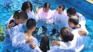 PASTORES MATEUS JUCAR E WEDISON CUTRIM REALIZAM BATISMO DE OITO NOVOS CONVERTIDOS NA VENEZUELA