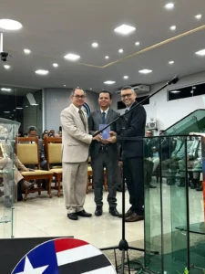Bíblia Missionária Comemorativa dos 30 anos da SEMADEMA é entregue ao presidente da CEADEMA