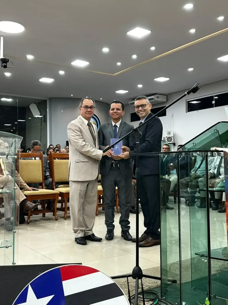 Bíblia Missionária Comemorativa dos 30 anos da SEMADEMA é entregue ao presidente da CEADEMA